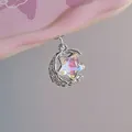 Vue macro d'un pendentif lune argentée et étoile holographique aux reflets brillants - Étoile Et Lune Colorées