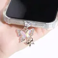 Détail d'un bijou de téléphone papillon argenté avec cristaux laser et strass brillants - Papillon Irisé Rose Argent En Strass
