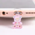 Vue détaillée du charme d'ours rose iridescent pour prise anti-poussière de téléphone rose - Ours Rose En Cristal