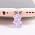 Vue macro d'une breloque ours holographique pour port de charge avec effet irisant - Ours Violet En Cristal