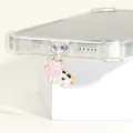 Gros plan détaillé d'un joli pendentif de téléphone vache en métal sur une coque transparente - Vache