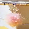 Détail du pompon en fourrure dégradé rose et bouchon anti-poussière couronne dorée - Boule De Peluche Couronne