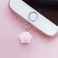 Détail macro d'un bouchon anti-poussière 3D en forme de patte de chat rose et blanc - Patte Rose et Blanc