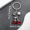 Llavero de cerezas rojas con perla y anillo plateado con colgantes de resina - Estilo de Cereza Roja Plateado (ER712)