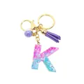 Porte-clés lettre K en résine pailletée rose et bleu avec pompon violet et métal doré - Lettre K (Style 11)