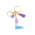 Porte-clés lettre L en résine avec paillettes et pompon violet sur fond blanc - Lettre L (Style 12)