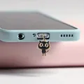Bouchon anti-poussière chat noir pour téléphone avec bordure dorée et attachement - Chat Noir