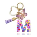 Portachiavi lettera M in resina viola con paillettes a cuore, nappa e farfalla - Lettera M (Stile 12)