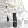 Portachiavi lussuoso a forma di profumo con strass neri, finiture dorate e nappa - Nero
