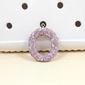 Détail d'un pendentif lettre O en cristaux roses utilisé comme breloque sur un sabot blanc - Lettre O en Strass Rose (O)