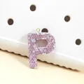 Gros plan du pendentif lettre P en strass rose étincelant avec anneau doré - Lettre P en Strass Rose (P)