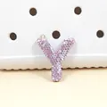 Vue macro d'un charm lettre Y en strass rose avec cristaux brillants pour chaussures - Lettre Y en Strass Rose (Y)