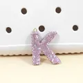 Vue macro du porte-clés lettre K en strass roses et décoration pour sacs à main - Lettre K en Strass Rose (K)