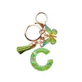Porte-clés lettre C en résine avec paillettes vertes, papillon et pompon vert - Lettre C Paillettes Vert Herbe (QS2157)