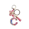 Porte-clés lettre C en résine rose avec papillon, pompon et paillettes en forme de cœur - Lettre C Paillettes Cœur Rose (QS2157)