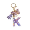 Porte-clés lettre K en résine violette avec breloque papillon et pompon sur blanc - Style Lettre K (Style 10)