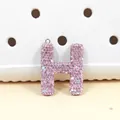 Gros plan d'un charm lettre H en strass rose scintillant pour sacs et chaussures - Lettre H en Strass Rose (H)