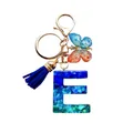 Porte-clés lettre E en résine à paillettes turquoise, pompon bleu et papillon - Lettre E Paillettes Bleu-Vert (QS2157)