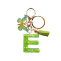 Porte-clés lettre E en résine verte avec paillettes, papillon et pompon - Lettre E Pailletée Vert Vif (QS2157)