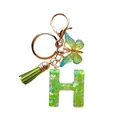 Porte-clés lettre H en résine verte avec paillettes, papillon et pompon en cuir chic - Lettre H Paillettes Verte (QS2157)