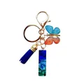 Porte-clés initiale en résine avec papillon scintillant et pompon bleu marine - Pendentif en Résine Dégradé Bleu-Vert (QS2157)