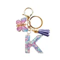 Porte-clés lettre K en résine avec paillettes, pompon violet et papillon coloré - Lettre K Paillettes Rose-Bleu (QS2157)