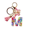 Porte-clés lettre M en résine avec papillon rose, paillettes et pompon en cuir rose - Lettre M Dégradé Rose Transparent (QS2157)