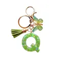 Porte-clés lettre Q en résine verte pailletée avec breloque papillon et pompon - Lettre Q Paillettes Verte (QS2157)
