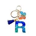 Porte-clés lettre R en résine avec paillettes bleues, pompon et charme papillon - Lettre R Paillettes Bleu-Cyan (QS2157)
