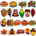 Lot de 18 breloques de chaussures en PVC thème Action de grâce avec citrouilles et érable - Variété Thème Automne Action de Grâce