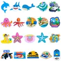 20-teiliges Set aus PVC-Schuhanhängern mit Ozeanmotiven wie Delfinen, Haien und Strand - Ozean Sommer Serie (F199) / 20er Set / bunt