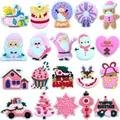 Lot de 20 décorations de Noël roses pour sabots en PVC aux motifs festifs assortis - Série de Noël Rose (F205)