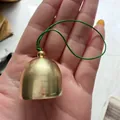 Mini messing halfronde bel met geborstelde textuur en een groen ophangkoord - 28mm Groen Koord Legering