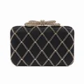 Elegante borsa da sera nera con motivo a rombi di strass dorati e chiusura a fiocco - Nero