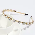 Elegante cerchietto dorato sottile con strass rotondi trasparenti su ceramica bianca - Stile Strass Rotondo Grande Trasparente
