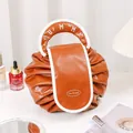 Borsa da trucco marrone in pelle PU con coulisse, manici tondi e logo Tea Break - Marrone