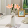 Handgefertigter Häkelblumenstrauß in rosa in weißer Keramikvase mit rustikaler Juteschleife - Hautfarben