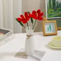 Handgefertigte rote Häkel-Tulpen in einer weißen Keramikvase mit rustikalem Seil - Rot
