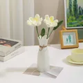 Handgefertigter weißer Häkel-Tulpenstrauß in weißer Vase mit Jutekordel-Schleife - Gebrochenes Weiß