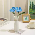 Handgefertigter blauer Häkel-Tulpenstrauß in weißer Keramikvase für Heimdekoration - Blau