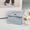 Hellblaue Schmucktasche aus Mikrofaser mit Goldknopf und Handmade-Logo-Aufdruck - Umschlagbeutel / Hellgrau