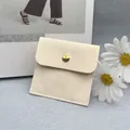 Beige Schmucktasche aus Mikrofaser-Wildleder mit goldenem Druckknopf für Ketten - Innenkarten-Pad / Beige