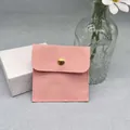 Rosa Schmuckbeutel aus Mikrofaser mit goldenem Druckknopf für handgefertigte Ketten - Rosa; 8x8 cm Beutel (ohne Logo)
