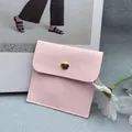 Rosa Schmuckbeutel aus Wildleder mit goldenem Druckknopf und Aufdruck für Schmuck - Lotosrosa; 8x8 cm Beutel (ohne Logo)