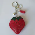 Llavero de fresa brillante con cristales, cierre plateado y pompón rojo de moda - Llavero + Colgante de Strass / Rojo (Estilo Borla)