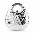 Detailansicht der silbernen Abendtasche mit Hammerschlag-Textur und Ringgriff - Silber