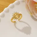 Dettaglio dell'anello dorato della Vergine Maria con zirconi su piatto di ceramica - Stile Sole Radiante Vergine Maria