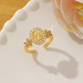 Anello placcato oro con Vergine Maria e zirconi su un vassoio decorativo bianco - Stile Ovale Stella Vergine Maria