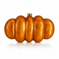 Dettaglio macro della borsa a zucca in acrilico ambra con chiusura in metallo dorato - Arancione