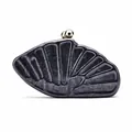 Gros plan détaillé de la pochette en acrylique en forme de coquille avec texture marbrée - Noir